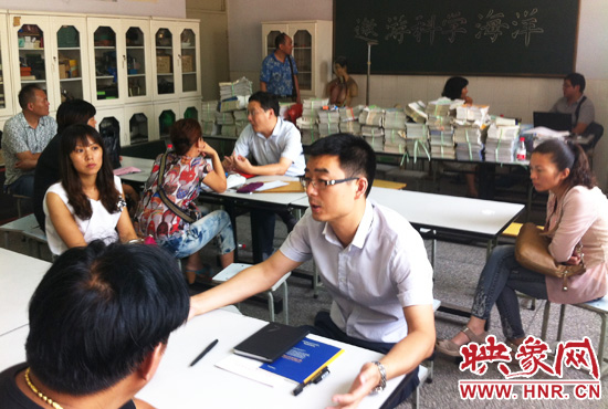 各區(qū)受理咨詢的教育部門工作人員對于提出的問題一一作出解答。