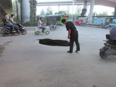 市民探頭看，大坑“深不可測(cè)”。