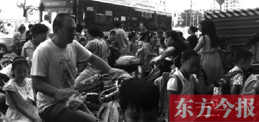 9月4日下午，文化路一小附近，大批陪讀家長(zhǎng)接孩子。