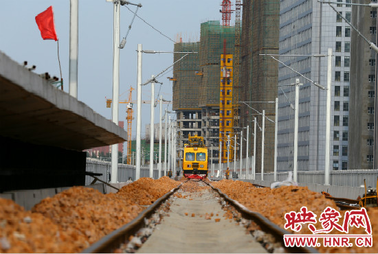 工程車(chē)在鋪好的軌道上忙碌不停。