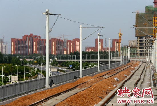 現(xiàn)代化的城際鐵路為日新月異的城市發(fā)展帶來(lái)了新的活力。