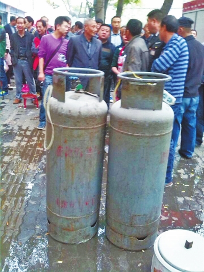 這兩個大塊頭沒事，眾人懸著的心平靜下來。