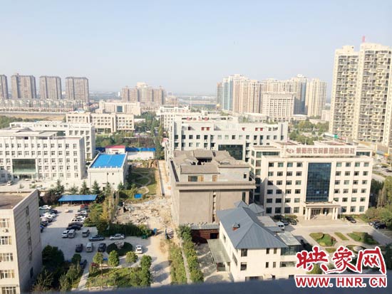 一座4層的建筑樓頂蓋上了四合院。