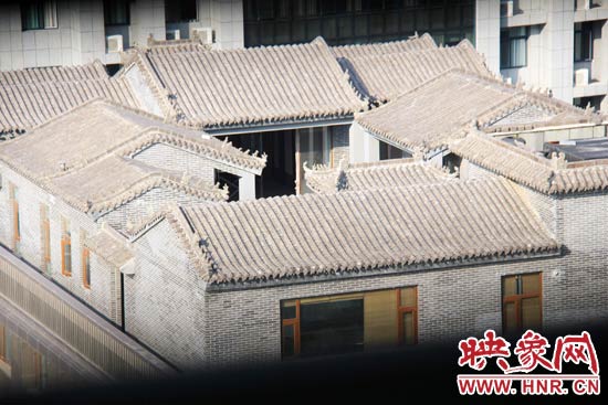 這座建筑里面的裝修奢華考究，門窗和吊頂均為紅木。