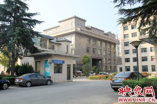 據(jù)這座建筑的一名工作人員稱，整座建筑為海龍集團所有，房屋建成之后用作公司紅木家具展示。