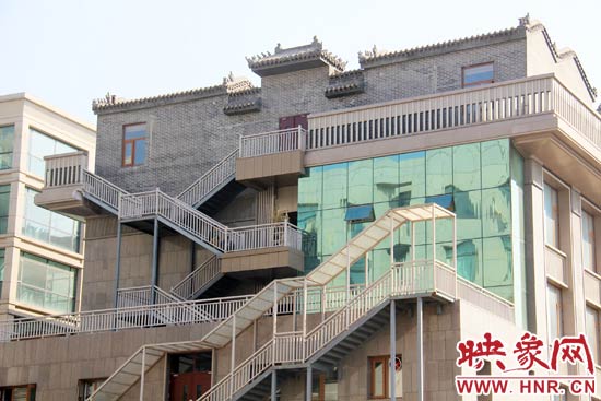 這座建筑的背面，已建好步梯。