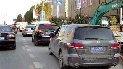 中原路華山路口，花壇擋了進(jìn)入地下商場(chǎng)的車流