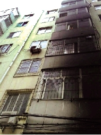 鄭州小區(qū)業(yè)主私拉充電線引火災 毀4輛電動車熏黑7層樓