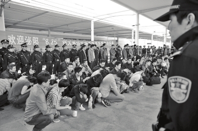 泌陽(yáng)警方打掉特大電信詐騙團(tuán)伙 從廣東押回嫌犯92人 泌陽(yáng)警方打掉特大電信詐騙團(tuán)伙 從廣東押回嫌犯92人