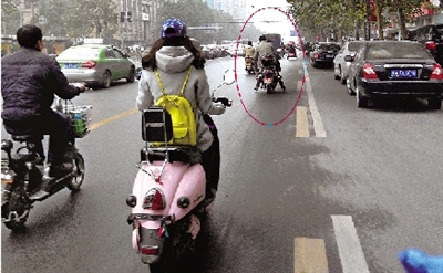 女摩的司機(jī)騎得飛快，闖了3次紅燈