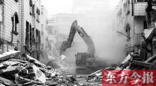 昨日，鄭州市棗莊社區(qū)拆遷現(xiàn)場，揚塵漫天，附近居民叫苦不迭