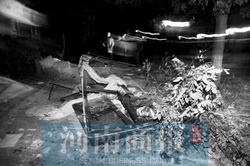 出事的樓下,被炸飛的窗戶(hù)玻璃滿(mǎn)地都是