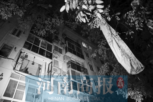 出事的樓下,被炸飛的窗戶(hù)玻璃滿(mǎn)地都是