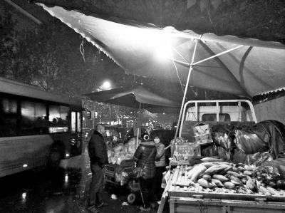 馬路上的公交車與占道經(jīng)營的小貨車“擦身而過” 馬路上的公交車與占道經(jīng)營的小貨車“擦身而過”