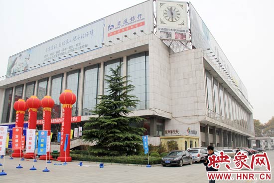 11月28日，記者從鄭州市政府獲悉，河南省人民會(huì)堂決定拆除違法存在10多年的巨型樓頂廣告。