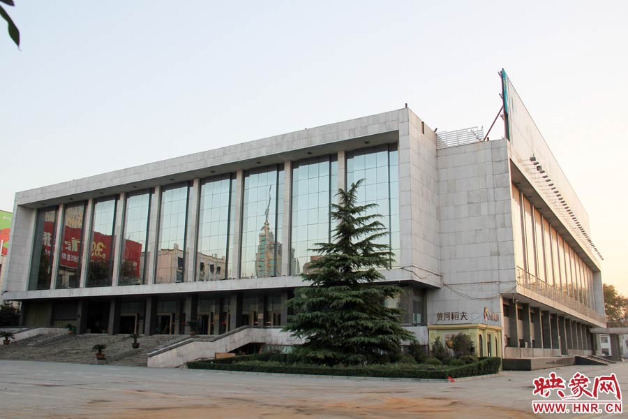 省人民會(huì)堂樓頂西側(cè)的廣告牌已經(jīng)全部拆除完畢，現(xiàn)場(chǎng)的施工人員和機(jī)械設(shè)備已經(jīng)全部撤離。