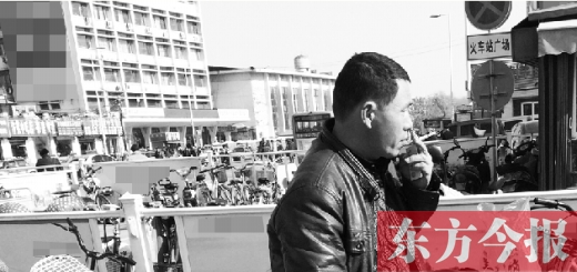 一男子在開(kāi)封火車(chē)站售票廳外吸煙 一男子在開(kāi)封火車(chē)站售票廳外吸煙