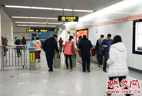 出站閘機口并沒有地鐵工作人員。