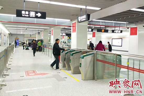 進站處也沒有工作人員。