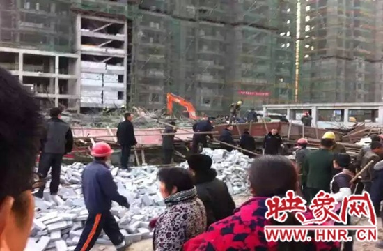 圖為事故現(xiàn)場(chǎng)情況，當(dāng)?shù)厝罕姽﹫D。