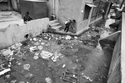 污水溝成了附近的孩子們放學后逗留的場所，十分令人擔憂。