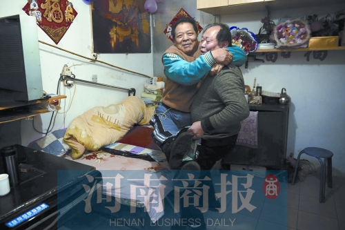 2015年1月15日，老鄰居抱起180斤重的高新海去坐三輪車，準(zhǔn)備出去轉(zhuǎn)轉(zhuǎn)