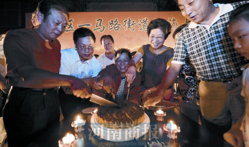 2008年9月14日，老鄰居們?yōu)楦咝潞Ｅe辦中秋賞月會 井勇/供圖