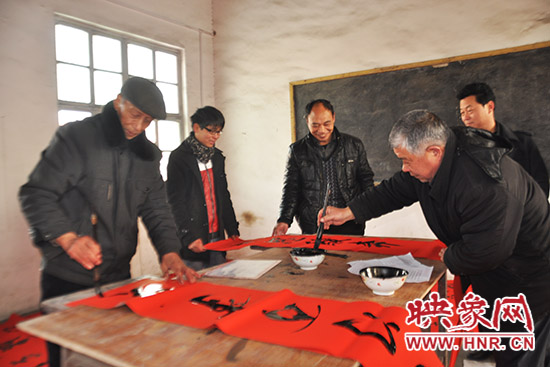 鞏義市魯莊鎮(zhèn)農(nóng)民書法愛好者正在寫春聯(lián)。
