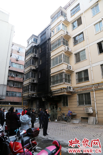 從一樓到六樓的外墻一片漆黑。