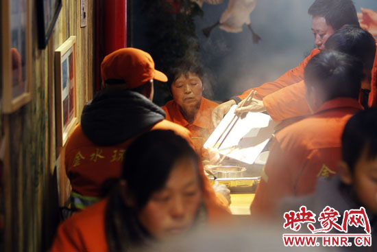 鄭州黃河路衛(wèi)生路附近一家火鍋店，宴請130名環(huán)衛(wèi)工人吃火鍋。