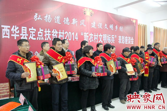 活動(dòng)現(xiàn)場(chǎng)，領(lǐng)導(dǎo)們向獲得“文明好家庭”、“文明好孝賢”、“文明好青年”、“文明好媳婦”、“文明好學(xué)生”