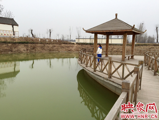 事發(fā)處就挨著亭子。