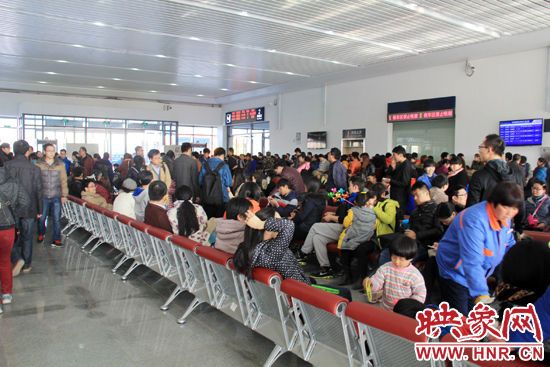 鄭開(kāi)城鐵列車晚點(diǎn)致旅客滯留 疑因線路上掛落異物