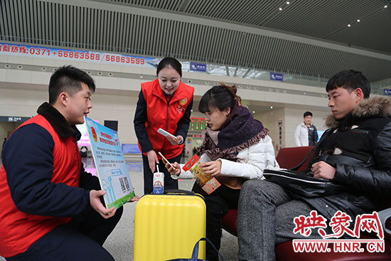 邀請(qǐng)旅客掃二維碼參加活動(dòng)。