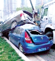 連環(huán)事故現(xiàn)場 連環(huán)事故現(xiàn)場