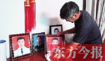 沉浸在悲痛之中的魯有海，擦拭著孩子的遺照