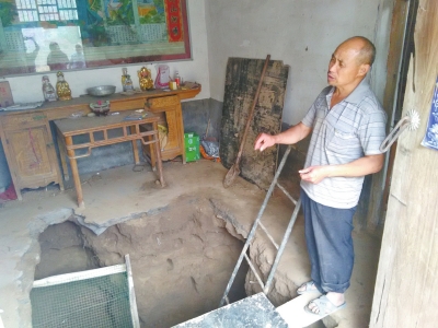 王廷學(xué)在家中屋子里挖出了一個(gè)深坑 王廷學(xué)在家中屋子里挖出了一個(gè)深坑