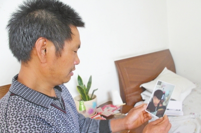 46歲的山村農(nóng)民祁振崗在失去兒子的同時(shí)，又陷入了“沒(méi)錢(qián)帶兒子回家”的揪心之痛中。