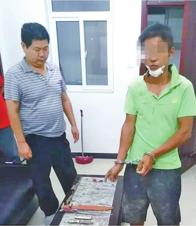 犯罪嫌疑人張某某（右）被抓時，挎包中被搜出兩把長約30厘米的尖刀