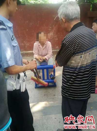 老太當(dāng)時(shí)坐在健身器材上做仰臥起坐，說環(huán)衛(wèi)工人影響她鍛煉身體了，便開始謾罵環(huán)衛(wèi)工人。