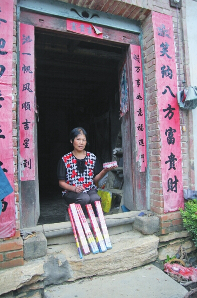 村民楊女士買來閃光雷、爆竹防衛(wèi)