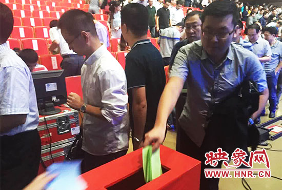 專家、評委、全局干部職工代表現(xiàn)場投票。