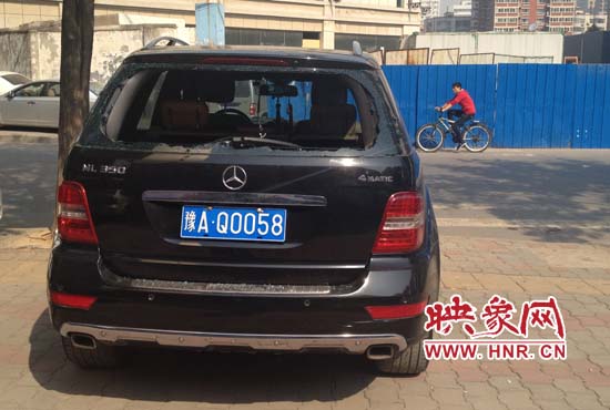 奔馳車夜停路邊被砸，損失萬元以上