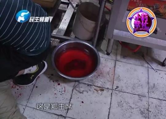 老板竟突然在廚房內(nèi)割腕自殺!發(fā)現(xiàn)意外情況后，小莉趕緊對傷者進(jìn)行包扎，并撥打了120急救電話。