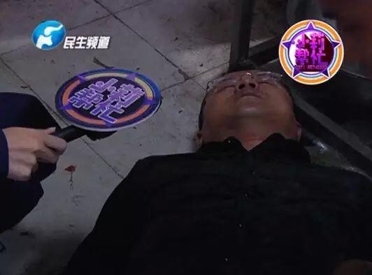 老板竟突然在廚房內(nèi)割腕自殺!發(fā)現(xiàn)意外情況后，小莉趕緊對傷者進(jìn)行包扎，并撥打了120急救電話。