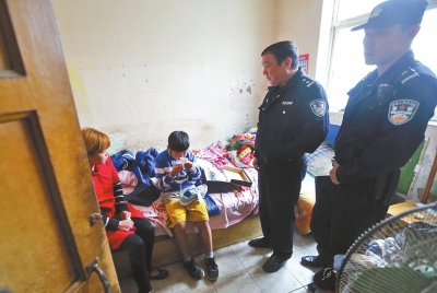 民警將小寶帶到他母親（紅衣女子）的住處，小寶拿出新鞋玩了起來(lái)。