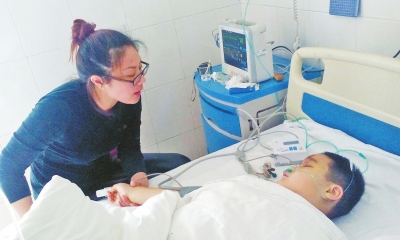 悉心照料譚東林 悉心照料譚東林