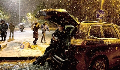 彈琴?gòu)椀绞种付紱]知覺了，還在一首又一首地唱。