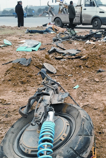 現(xiàn)場(chǎng)散落大量電動(dòng)車碎片，車輪已完全脫離車體，可見當(dāng)時(shí)車禍的慘烈程度