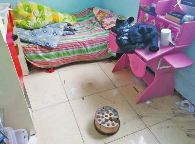 在理發(fā)店死者居住的臥室內(nèi)，地上放有一個(gè)大煤球。